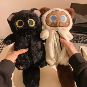 Estuche para lápices de gato de ojos grandes de felpa de dibujos animados, muñeca divertida súper suave, bolsas para lápices de gran capacidad, bolsa de almacenamiento de papelería multifuncional