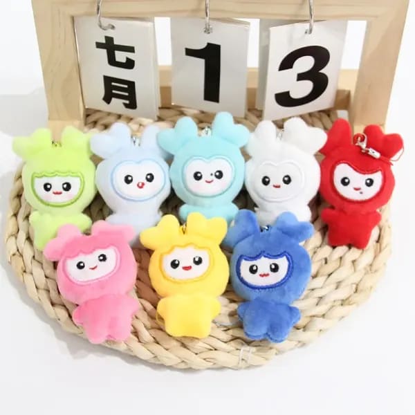 9 piezas de accesorios de muñeca de dibujos animados: colgante para bolso, llavero y muñeca Momo adorable, populares artículos periféricos del equipo de chicas estrella, regalo para fans y coleccionables