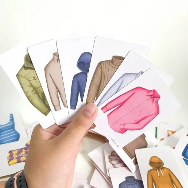 Un juego de tarjetas de ropa muy entretenidas, cartas de póker de ropa plegables, perfectas para reuniones familiares, adecuadas para Año Nuevo