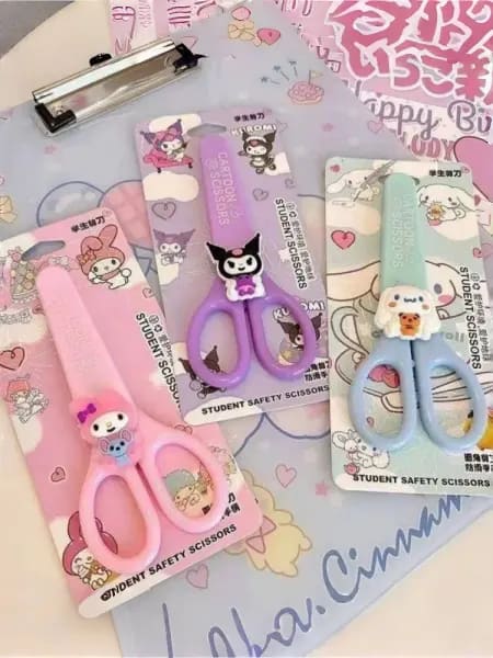 1 tijera DIY con temática de dibujos animados de Sanrio Kuromi, Melody y Cinnamoroll, de acero inoxidable seguro con agarre de silicona para manualidades y oficina.