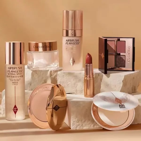 Charlotte Tilbury Base de Maquillaje Líquida, Base en Cojín, Spray Fijador, Polvo Compacto, Colorete en Polvo Love 2 Color, Sombra de Ojos, Rouge