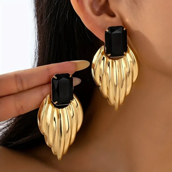 Un par de pendientes de mujer árabes de estilo metálico, modernos, sexys y versátiles