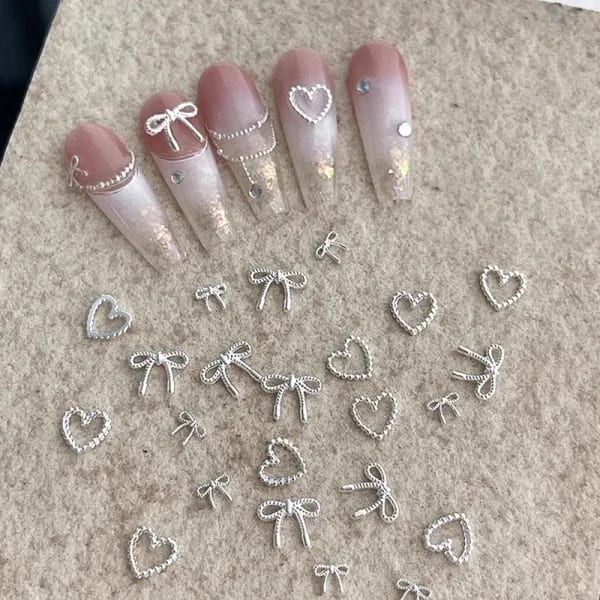 50 Uds. De accesorios de colgantes para uñas con forma de corazón y lazo de aleación, adornos pequeños de plata 3D con forma de corazón, suministros de decoración para uñas DIY