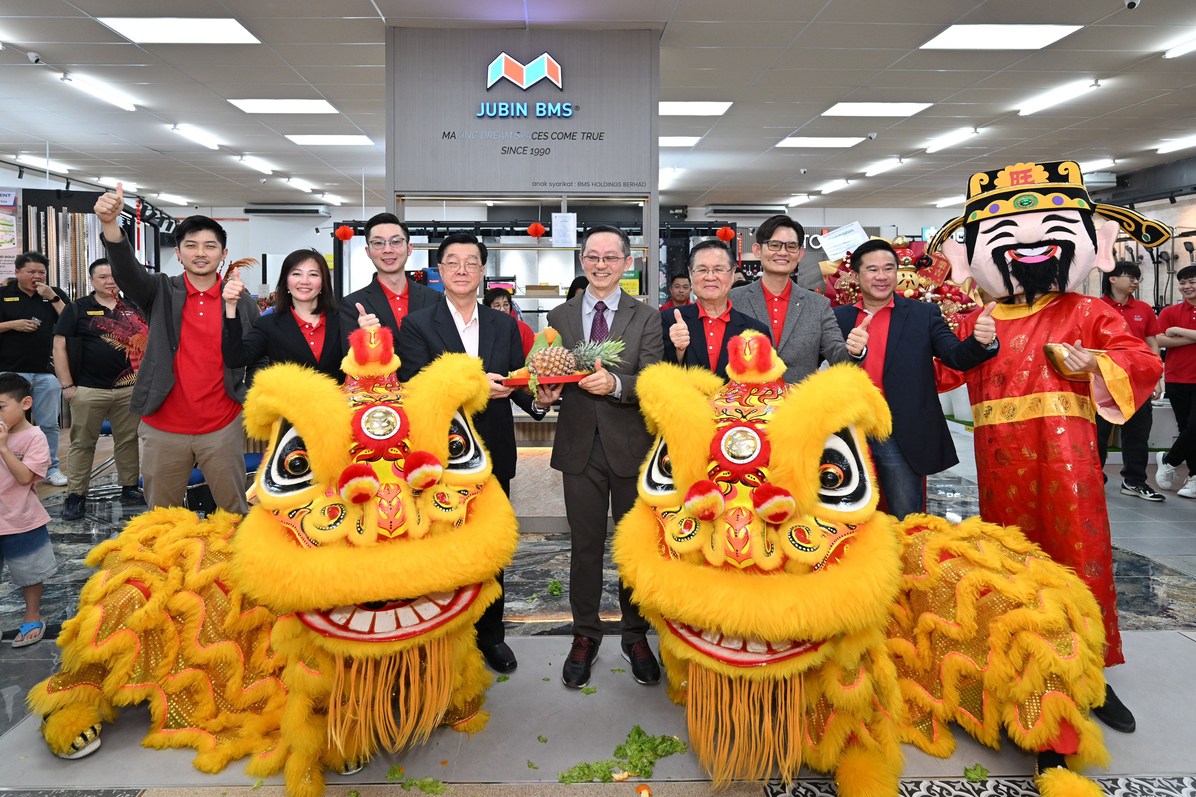Jubin BMS team group photo with lion dance at the Puchong Kinrara showroom opening