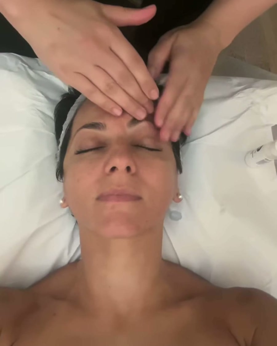 Valentina a occhi chiusi durante il MICROLIFTING, le mani dell'operatrice sulla fronte