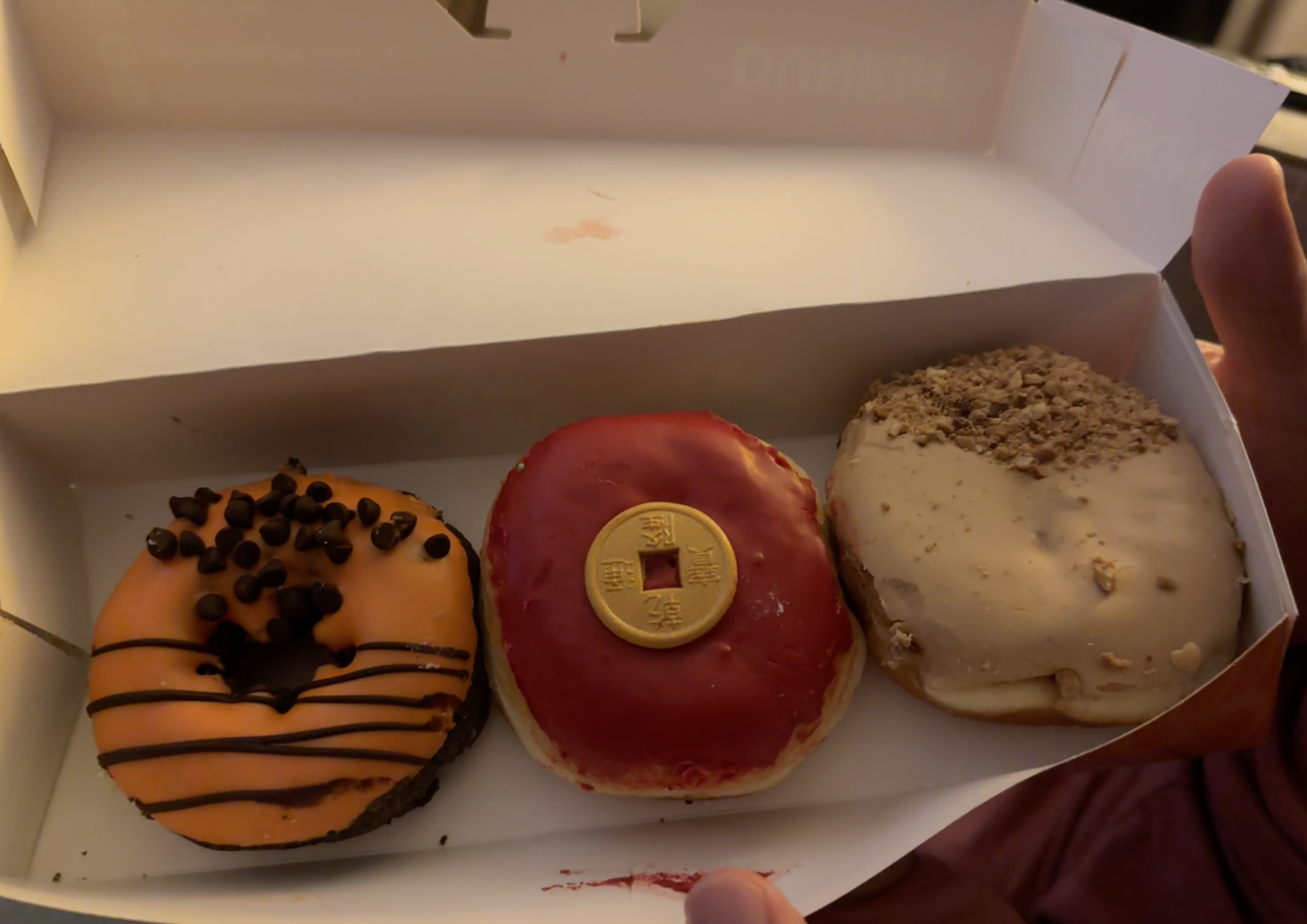 Vários pączki coloridos em uma bandeija