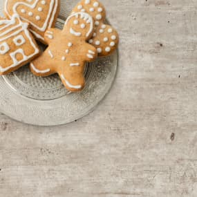 Concrete laminate swatch with glass plate of baked ginger bread people