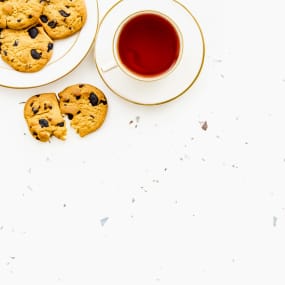 White sparkle laminate worktop swatch with black tea and chocolate chip cookies