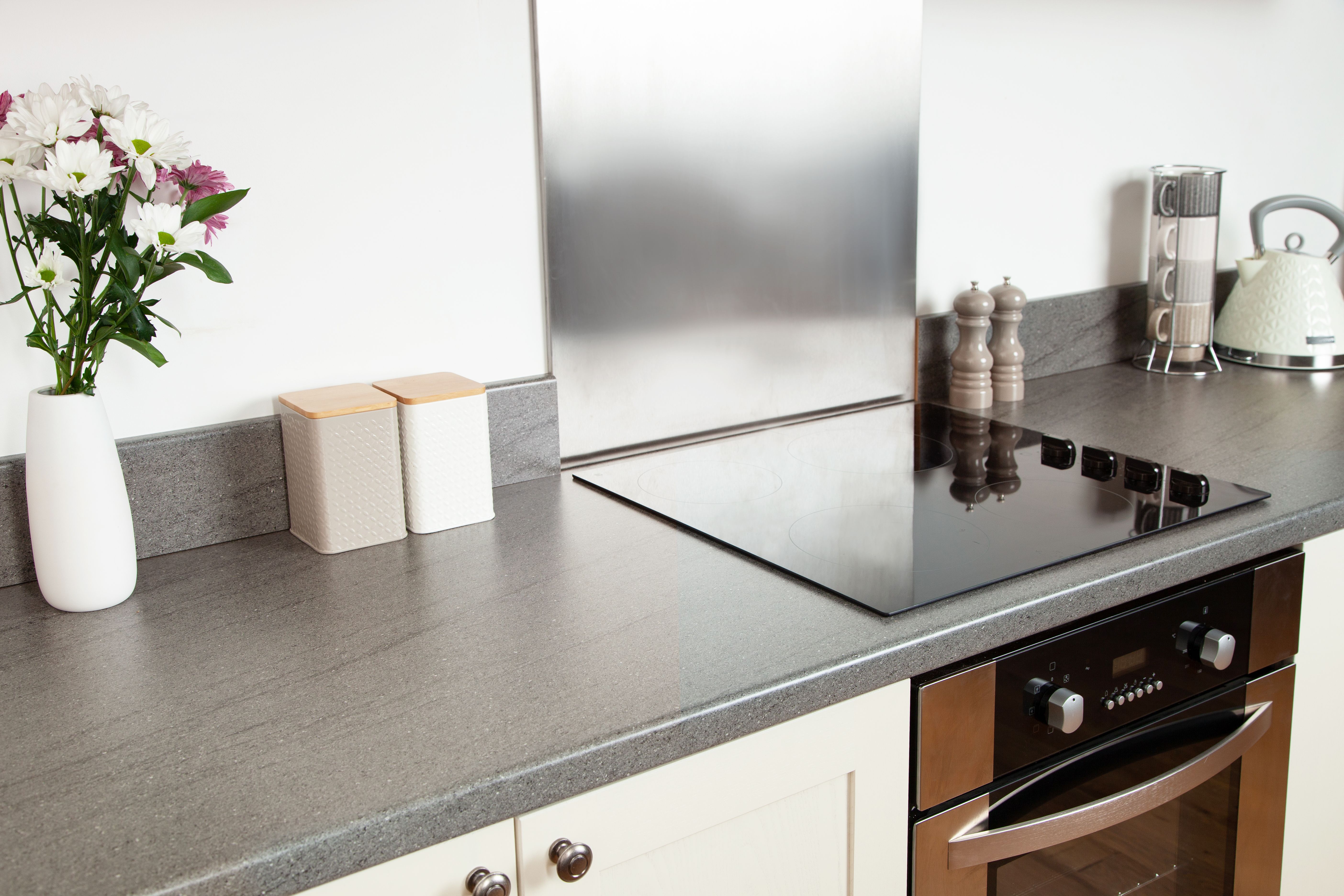 Ipanema Grey Worktop with hob, splashback and flowers