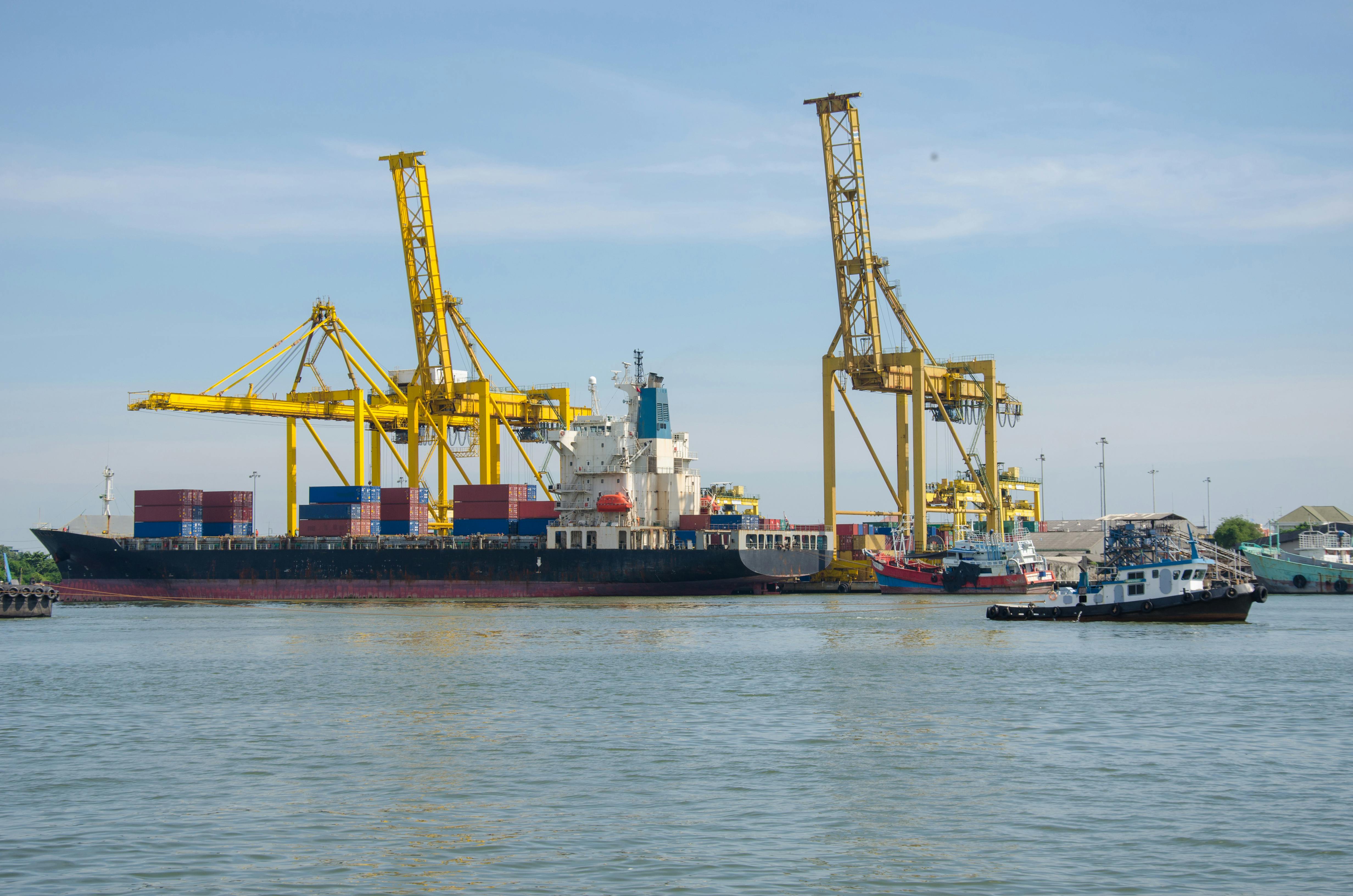 ¡ESTALLA LA GUERRA EN EL PUERTO DE VALENCIA! LA MAQUINARIA SE PARALIZA