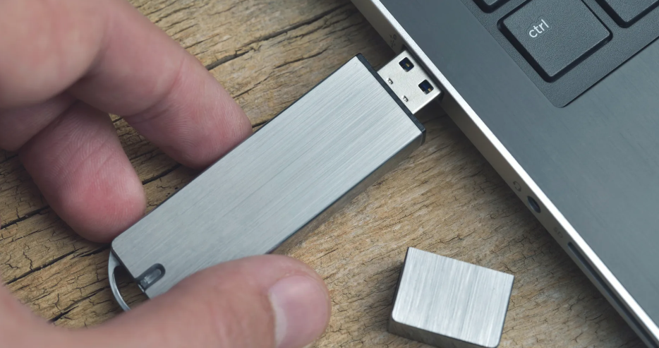 Despedido por copiar 55.000 archivos de la empresa en un USB