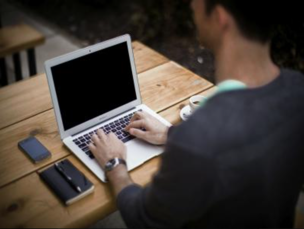 ¿Te pueden despedir por usar el móvil en el trabajo? El debate definitivo