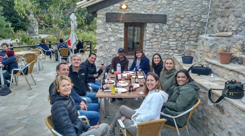 Zona para grupos grandes en el Chiringuito Parrizal de Beceite