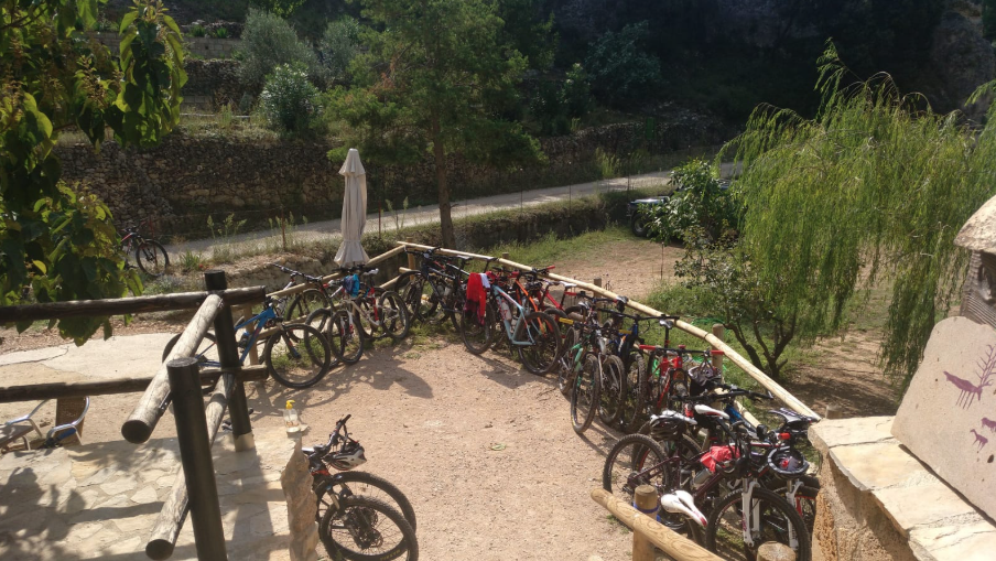 Grupo de moteros en el Chiringuito Parrizal, Beceite