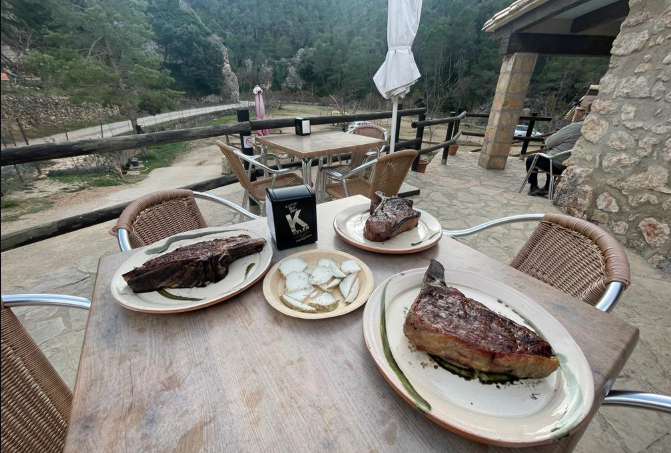 Chuletones y comida casera con vistas en Chiringuito Parrizal, Beceite