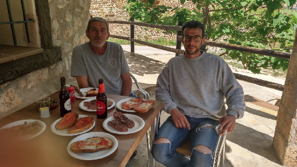 Jonathan y Trinitario almorzando juntos en el Chiringuito Parrizal, junto al paraje natural Parrizal de Beceite