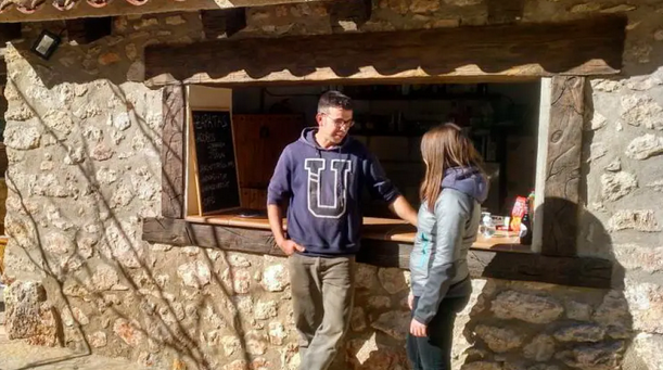 Carima y Jonathan en la terraza del Chiringuito Parrizal de Beceite, restaurante rural en el Matarraña