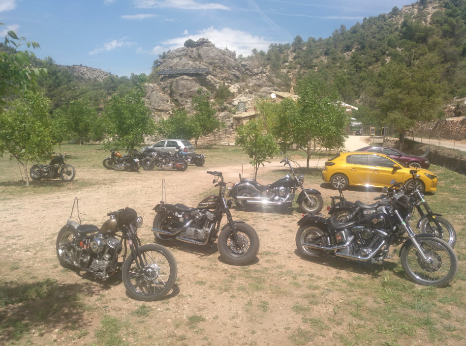 Grupo de motos Harley Davidson aparcadas en el parking del Chiringuito Parrizal, Beceite