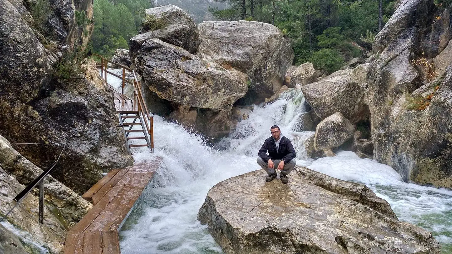 Jonathan Catalán, dueño del Chiringuito Parrizal en una espectacular panorámica en medio del río en la ruta del parrizal