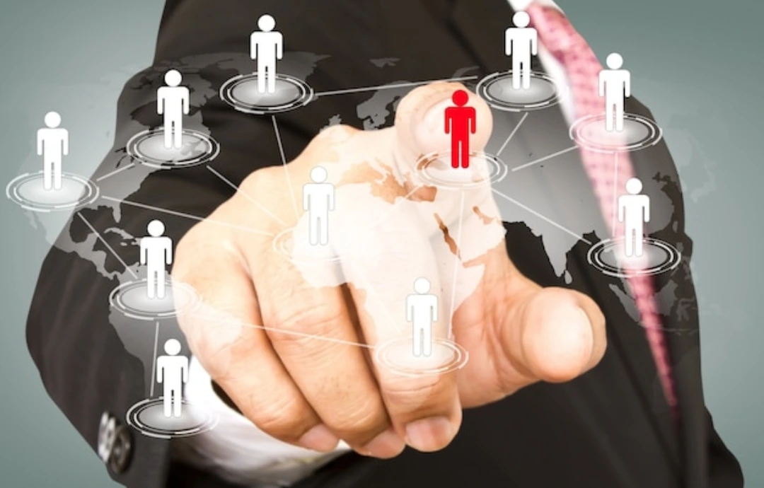 Concepto de subcontratación y gestión de personal: empresario seleccionando trabajadores conectados en una red global.
