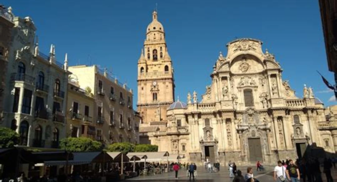 Murcia aprueba un salario mínimo municipal de 1.800 euros brutos