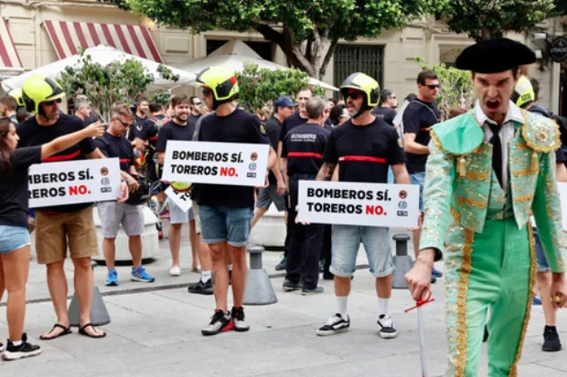 Valencia arde… pero por dentro: bomberos y directores escolares se rebelan por precariedad y abandono