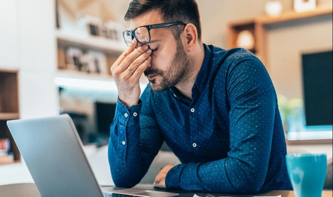 Málaga lidera el estrés laboral en España según Randstad: el 61 % necesita una semana o más para desconectar del trabajo