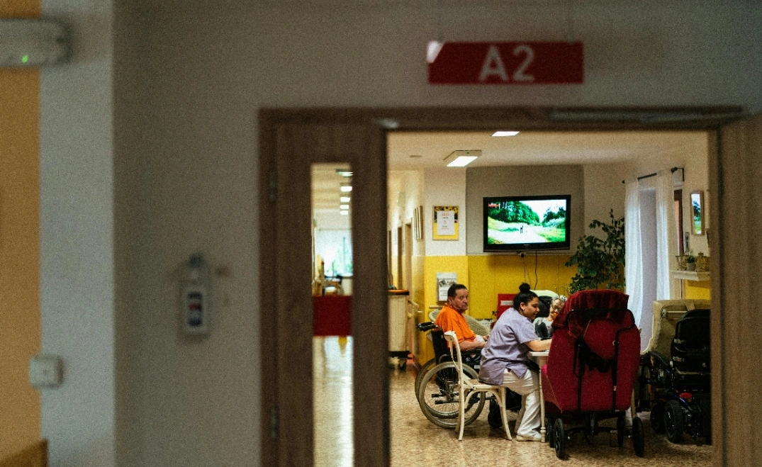 Auxiliar despedida tras publicar vídeo burlándose de una anciana en una residencia