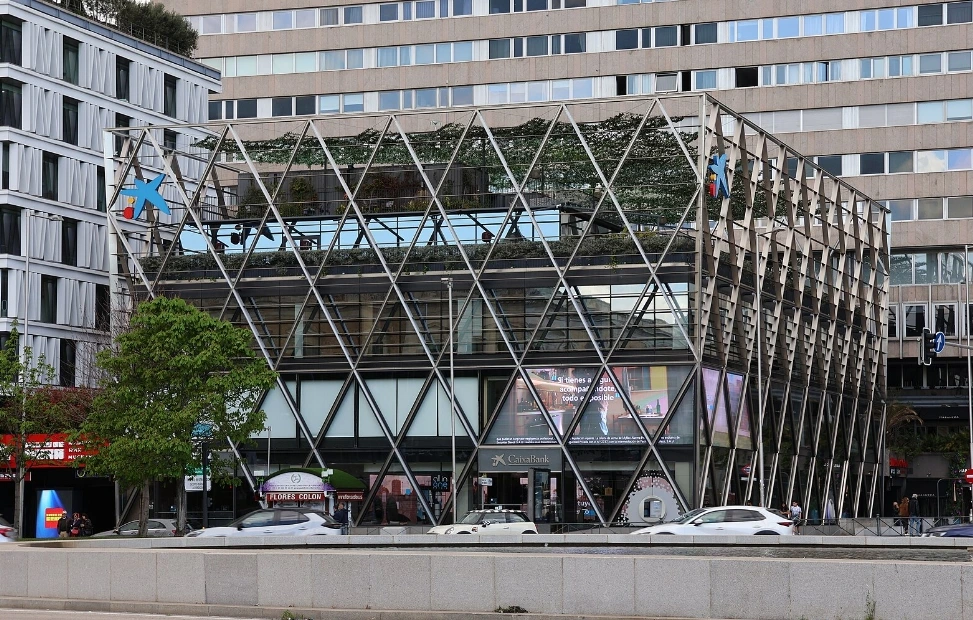 El TSJ vasco avala el despido de una directora de CaixaBank por ausencias y cerrar la oficina para ir a la peluquería