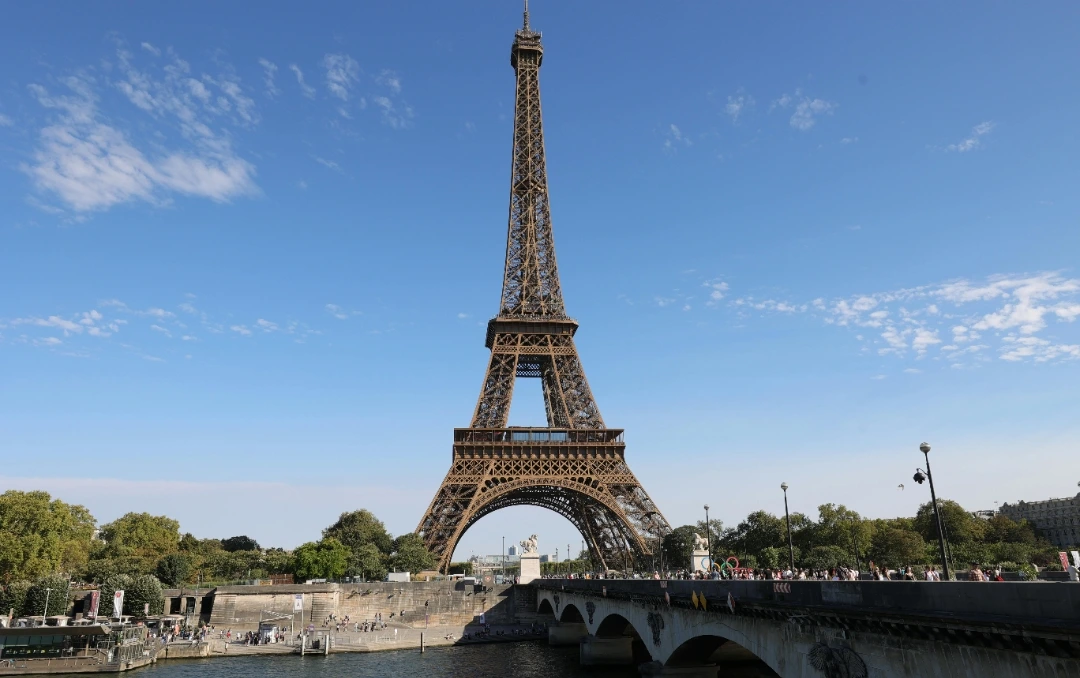 La Torre Eiffel cierra por huelga en París y crecen los bulos sobre una supuesta demolición
