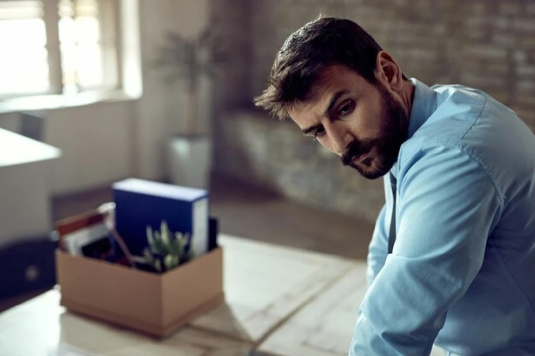 Me pueden despedir estando de baja médica: qué cobro, quién me paga y cuándo puedo pedir el paro