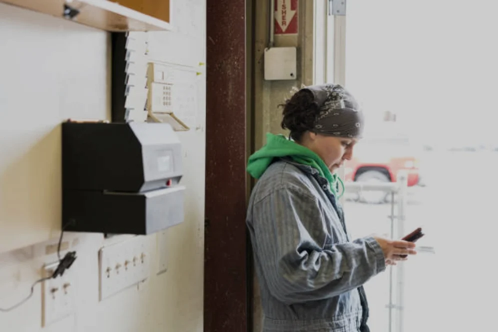 Inspección cita a un jefe por obligar a empezar 7 minutos antes: ¿te pueden hacer entrar antes de tu hora sin pagarte?