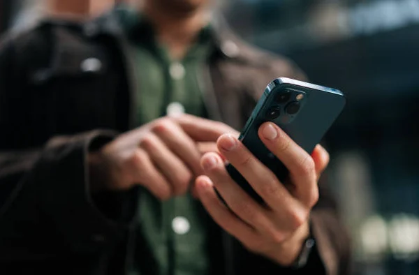 guardia localizada cuenta como tiempo de trabajo, manos sujetando el móvil mientras revisa trabajo