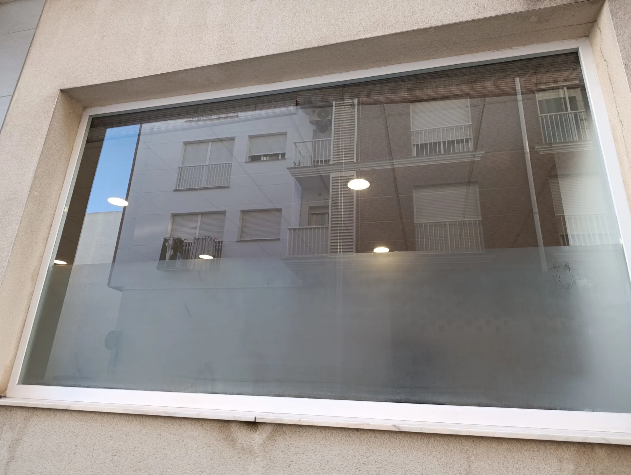 Trabajo de limpieza de cristales: Local Comercial en Almazora
