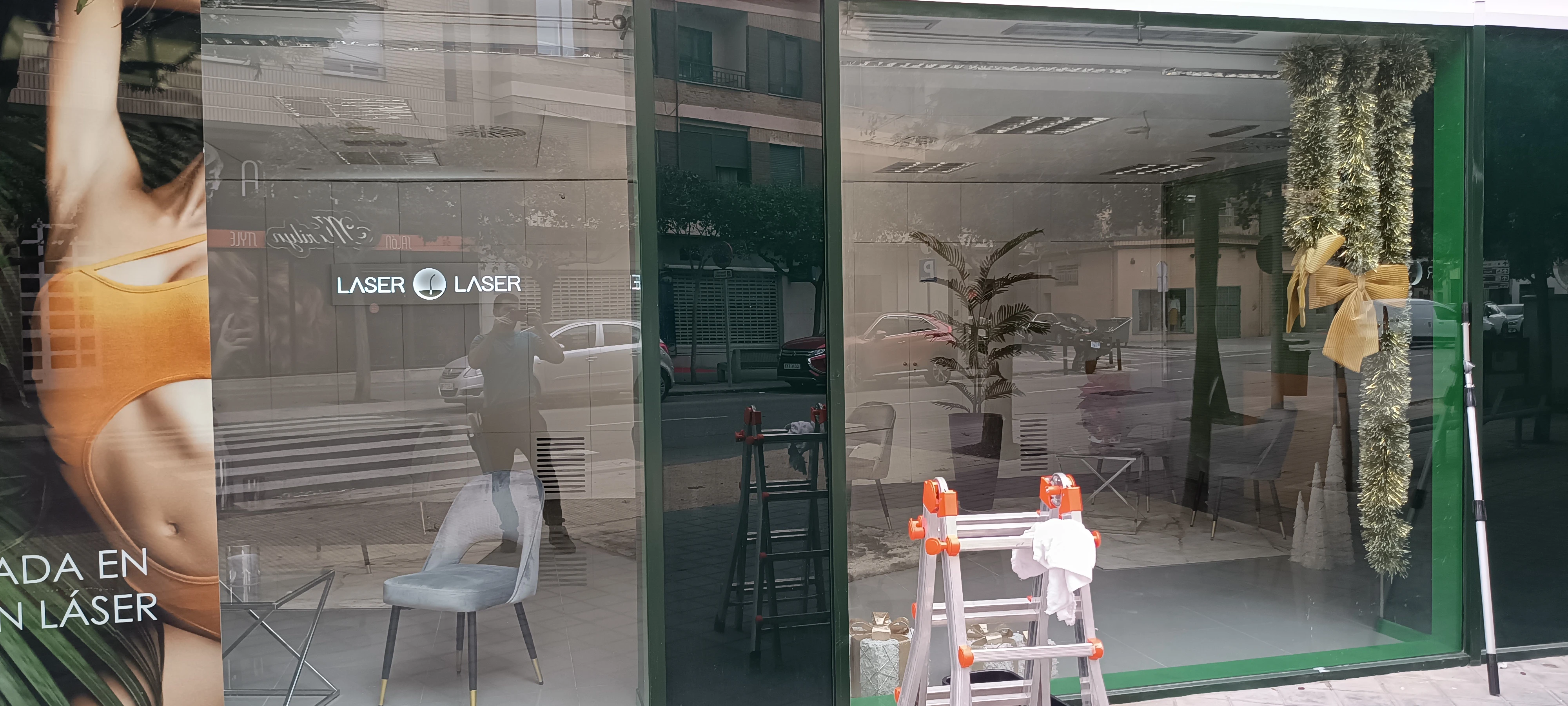 Trabajo de limpieza de cristales: Escaparate Laser Laser en Almazora