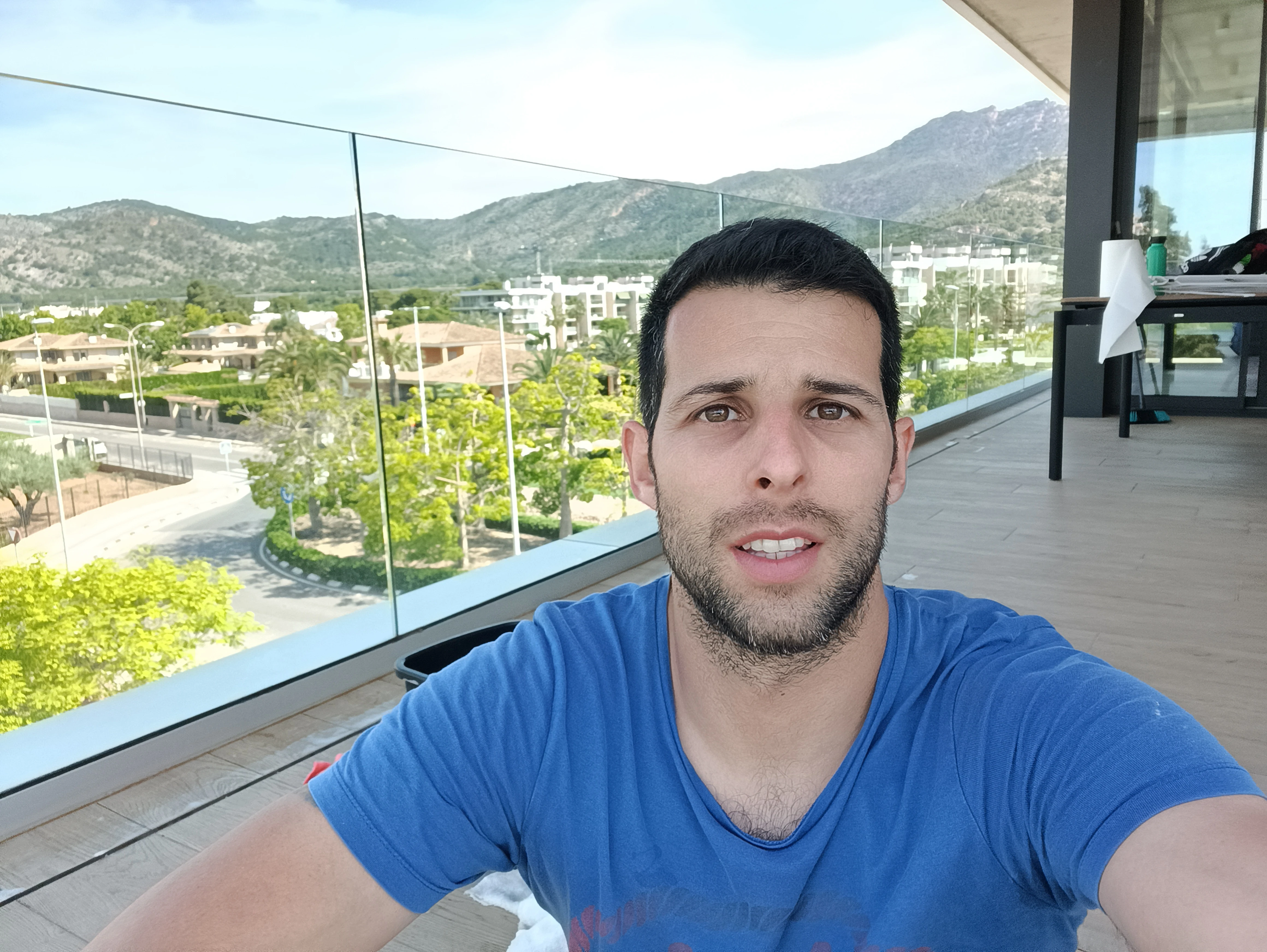 Simeón París realizando limpieza profesional de cristales en Benicàssim