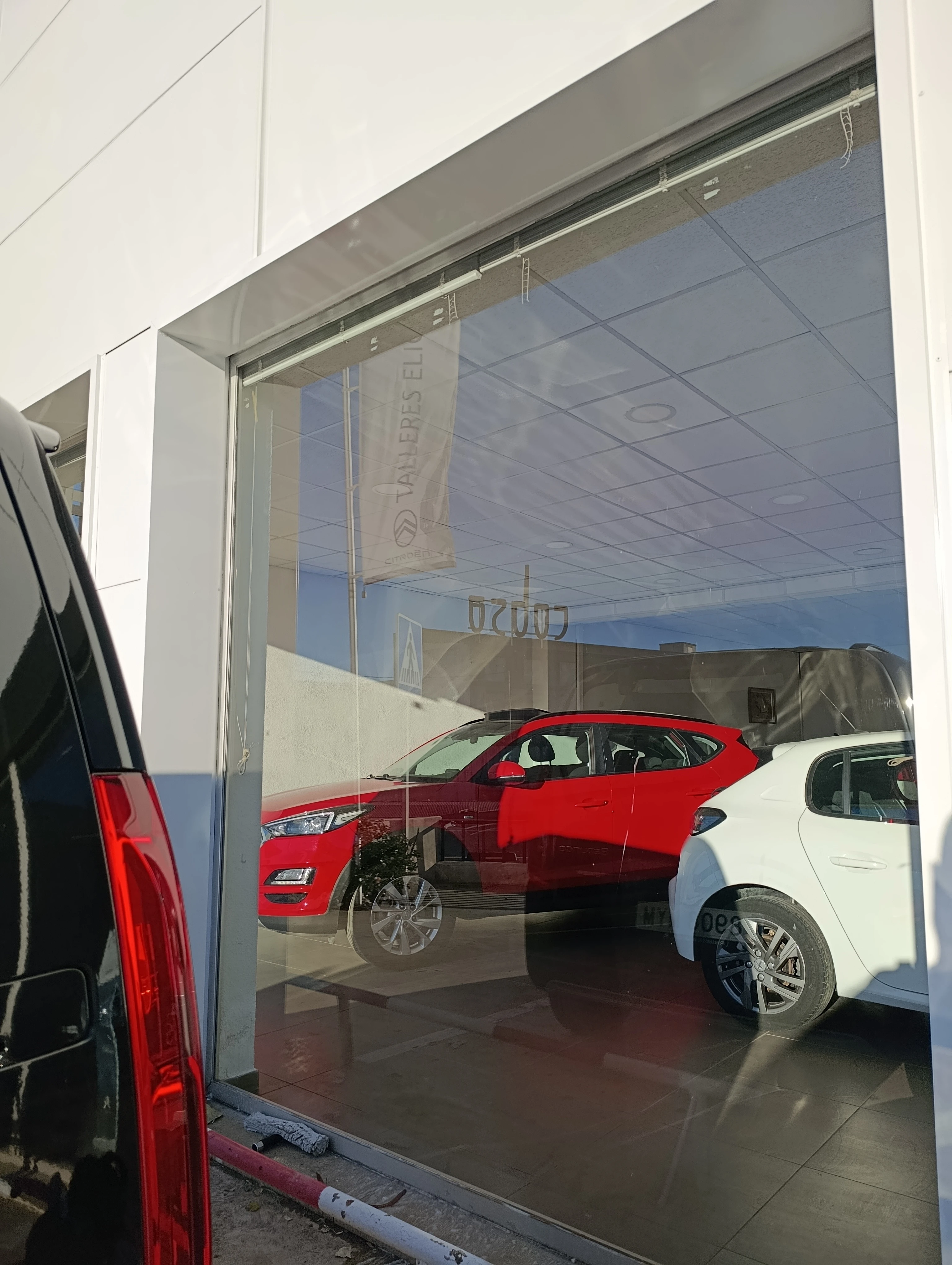 Trabajo de limpieza de cristales: Concesionario - Taller en Onda