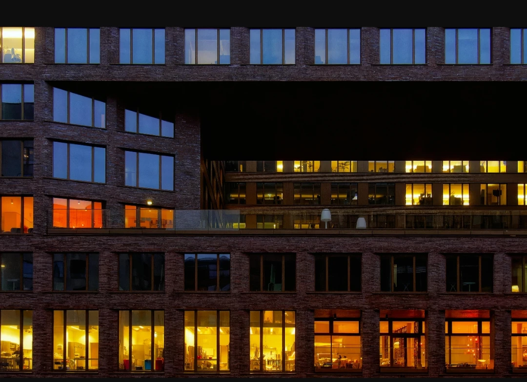 ¿Qué puedo hacer si hago horas extra y no me las pagan? (El “silencio” que normaliza la explotación)