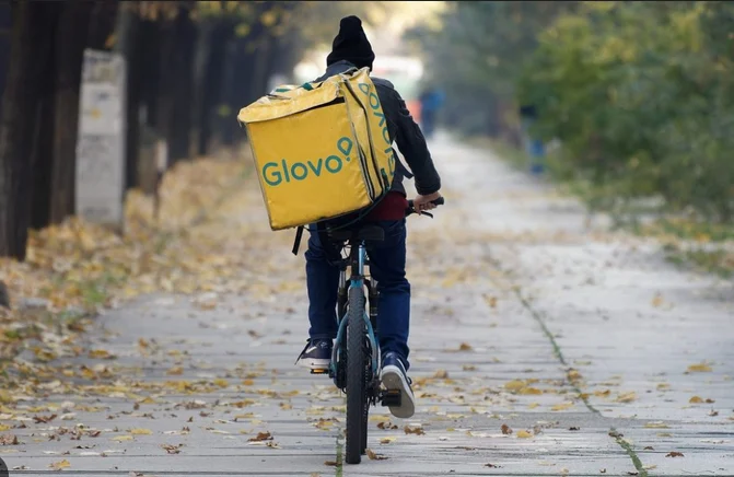 repartidor de comida a domicilio, como uno de los empleos que cobran el smi