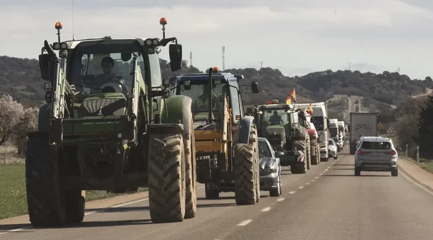 Tractorada de agricultores en carretera durante las protestas del campo español
