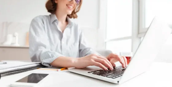 Persona revisando documentación laboral para solicitar el subsidio por desempleo