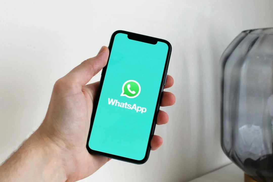Pantallazos de WhatsApp: móvil en mano con el icono de la app, clave en prueba digital de despido.