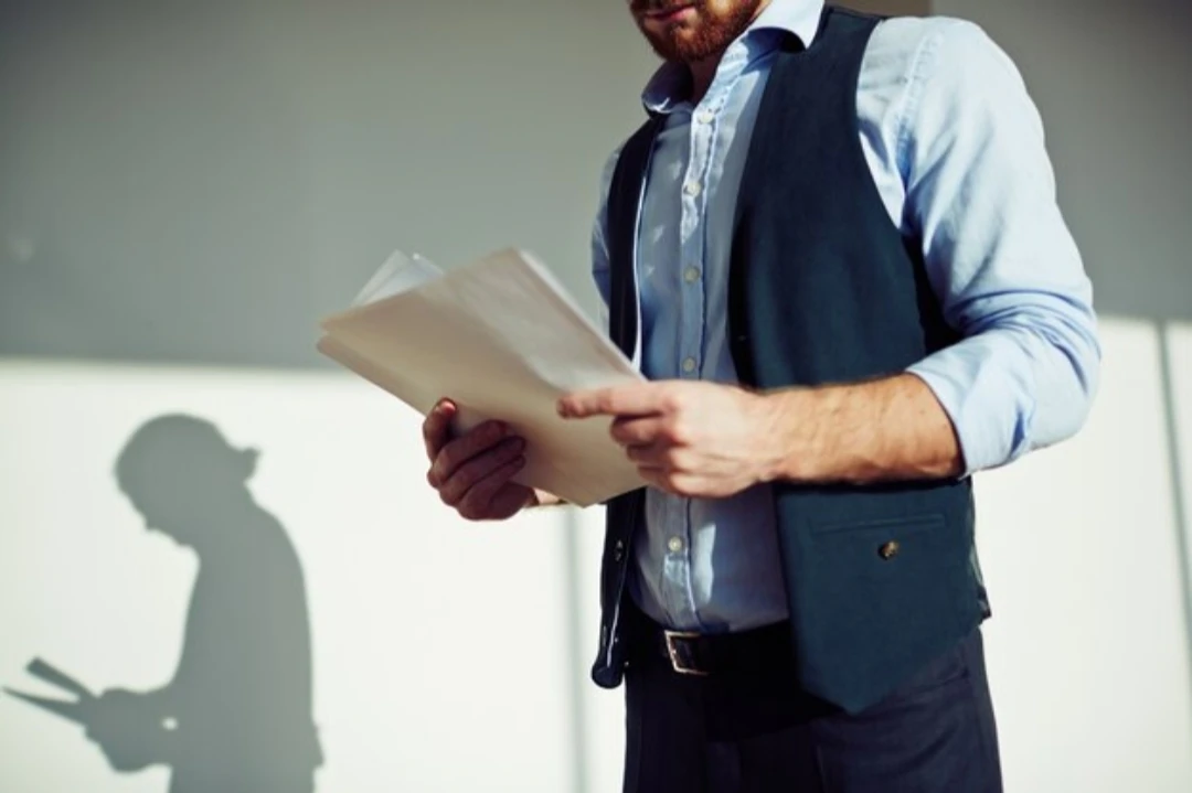 Trabajador revisando documentos para impugnar el alta médica de la mutua ante el INSS