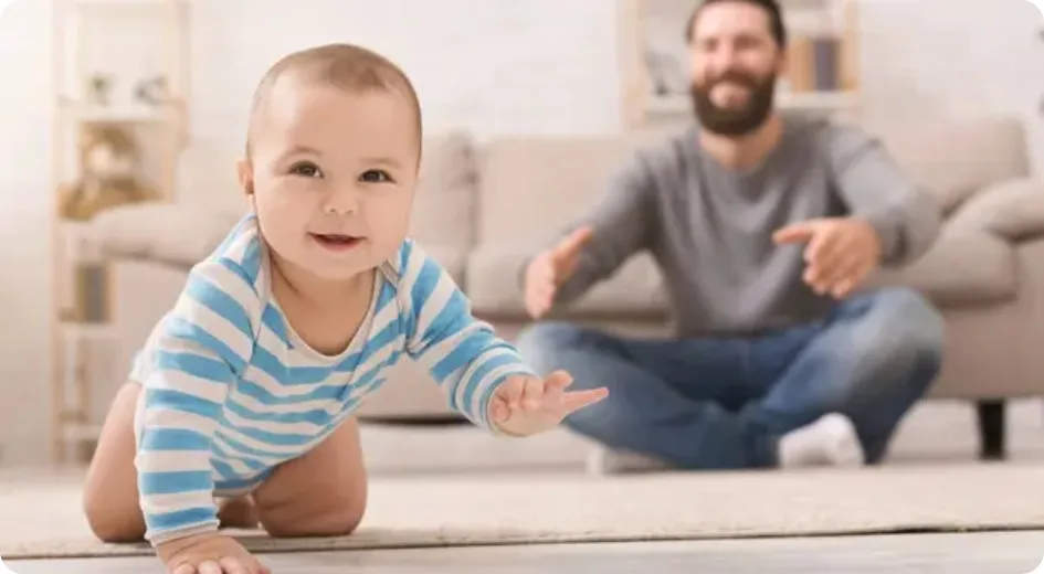 Padre jugando con su bebé en el suelo del salón, ilustrando el permiso parental para el cuidado de menores reconocido en el artículo 48 bis del Estatuto de los Trabajadores