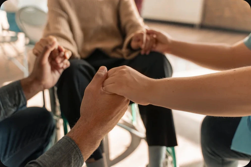 Familiar sosteniendo las manos de una persona mayor durante su cuidado, ilustrando el permiso retribuido de 5 días del artículo 37.3.b