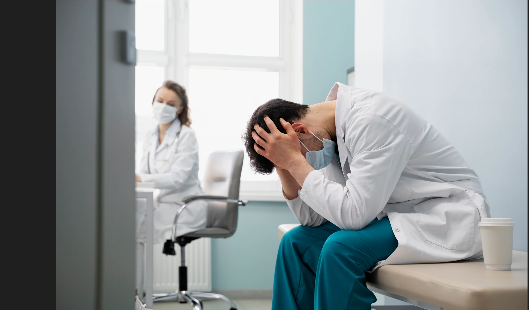 Médico agotado en consulta de atención primaria, reflejo de la sobrecarga asistencial que ha desencadenado la huelga indefinida del SERGAS en Galicia