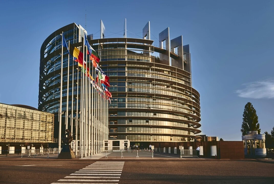 Sede del Parlamento Europeo en Estrasburgo con banderas de los estados miembros, institución que debe negociar la propuesta EU Inc. de creación de empresas en 48 horas