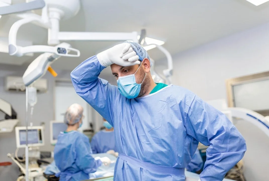 Personal sanitario agotado en quirófano por sobrecarga asistencial en Urgencias