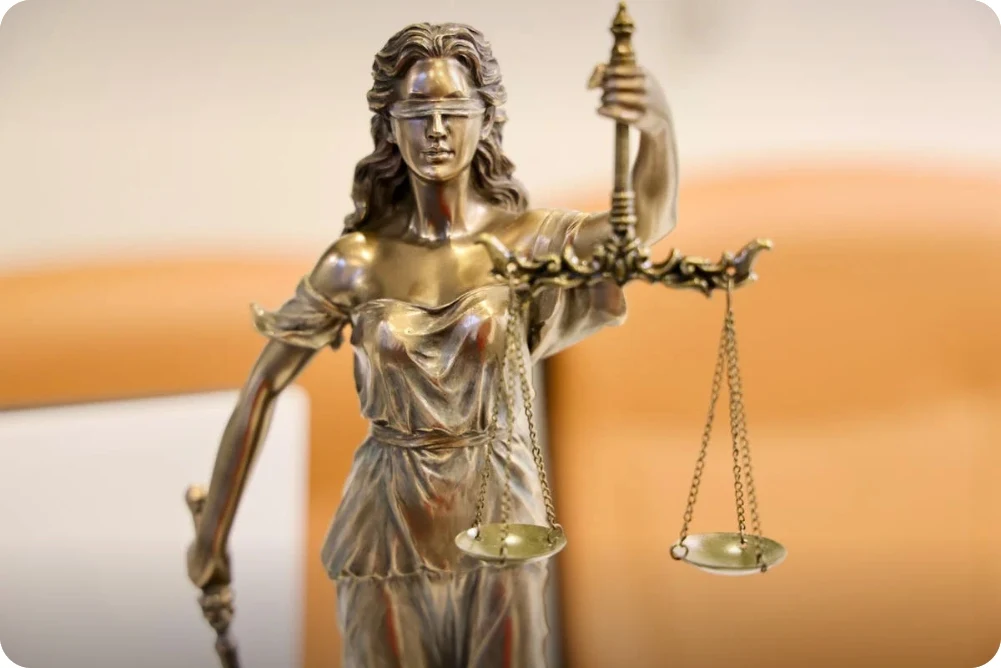 Estatua de la Justicia con balanza y venda en los ojos, símbolo de la doctrina del Tribunal Supremo sobre descanso laboral