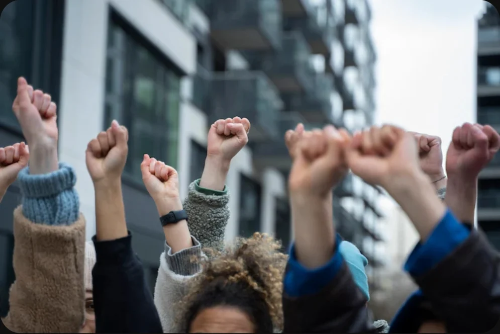 Trabajadores con los puños en alto durante una protesta laboral, representando el aumento de huelgas en España en el primer trimestre de 2026